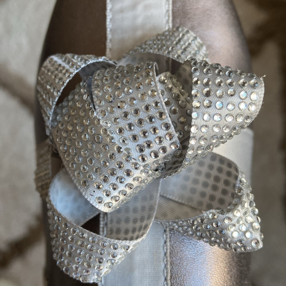 Katy Perry Collections The Stephanie Silver Gift Wrap Bow Mules Slippers Flats - Picture 5 of 9